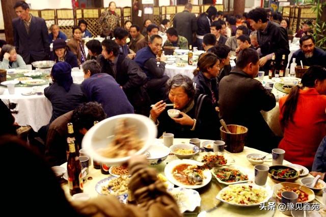 白酒瓶内扫红包,谁受益?谁受伤?