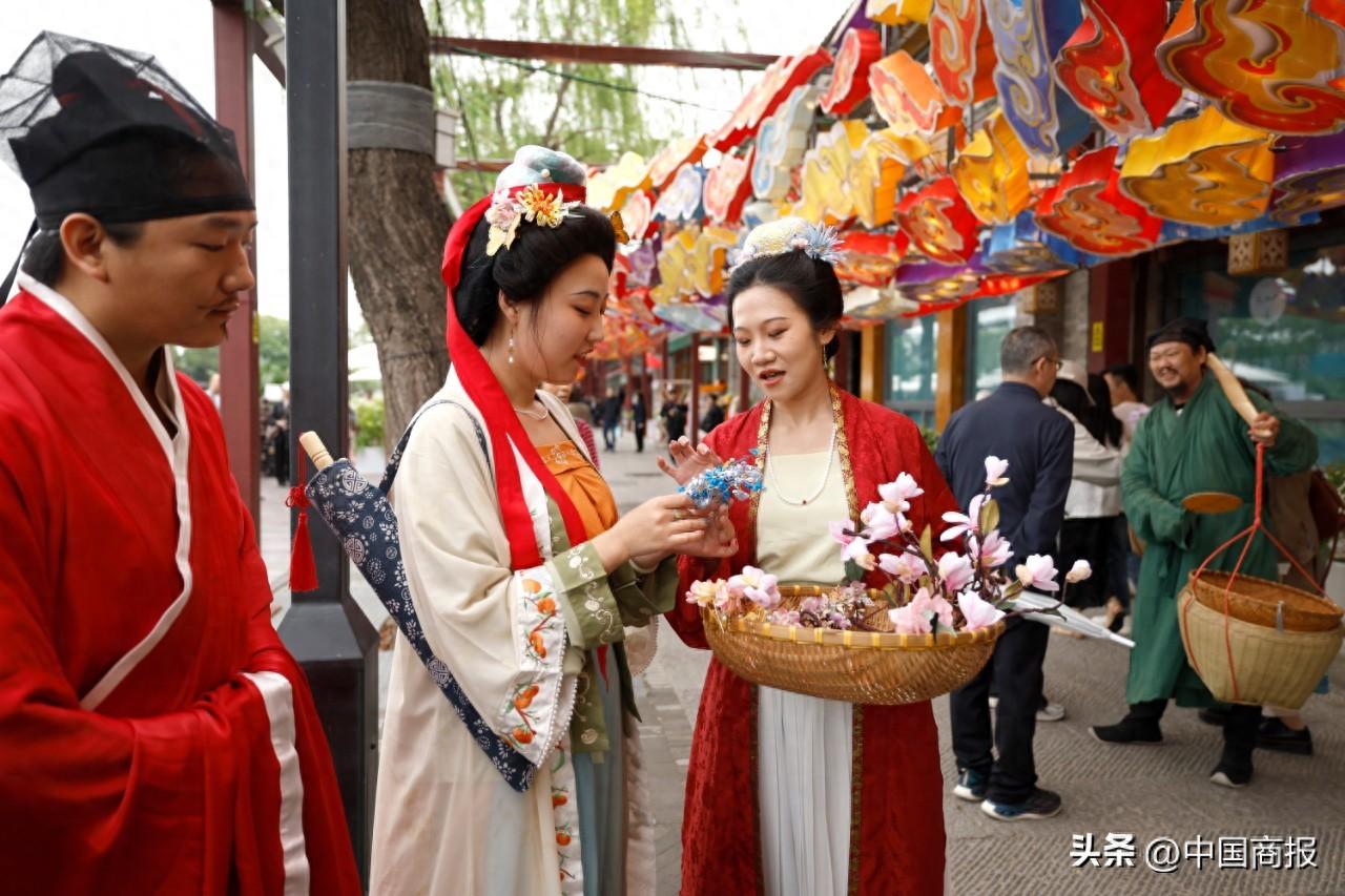 多省份发“大红包”！五一将至，政府、商家大手笔促消费